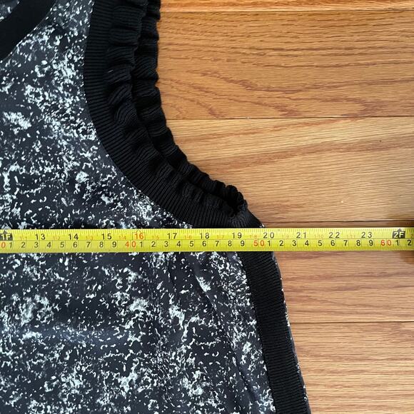 Cinq à Sept Lenore Night Sky Tank Top Womens Large Black Feminine Quiet Luxury - Picture 7 of 8